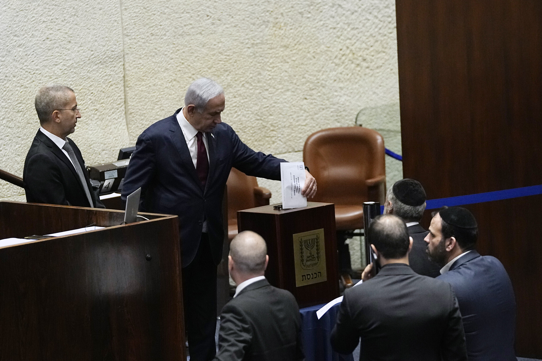 رئيس الوزراء بنيامين نتنياهو يدلي بصوته لمرشحين في لجنة اختيار القضاة في الكنيست، 14 حزيران 2023